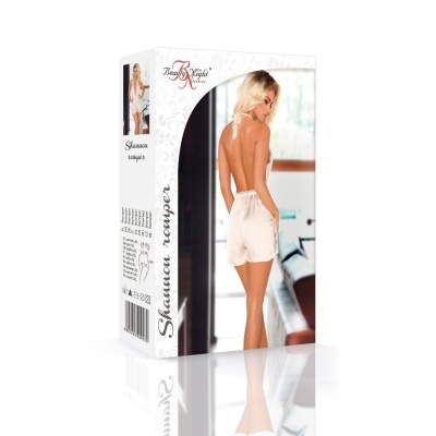 Caixa de lingerie feminina em cetim bege com imagem da modelo e texto em inglês e português.