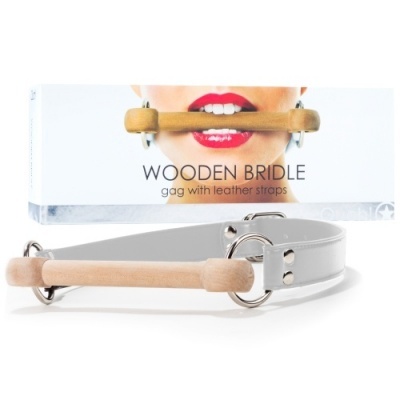 Brida de madeira com tiras em couro branco e argolas metálicas prateadas