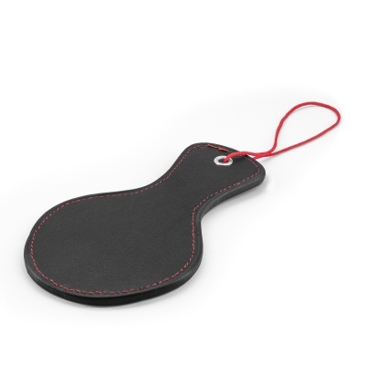 Tapete de couro preto com costuras vermelhas e cordão vermelho.