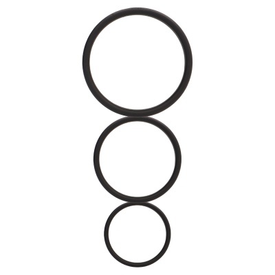 Conjunto de três anéis O-ring pretos de tamanhos diferentes em fundo branco