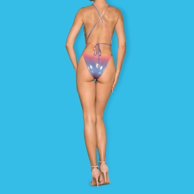 Biquíni feminino brilhante degradê rosa e azul visto de costas com tiras cruzadas e salto nude