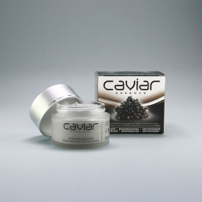 Creme facial Caviar Essence com frasco de vidro e embalagem com imagem de caviar