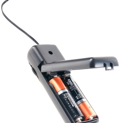 Carregador de pilhas preto com duas pilhas AA dentro, cabo ligado, fundo branco