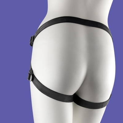 Cinta preta com fivelas em manequim branco sobre fundo azul