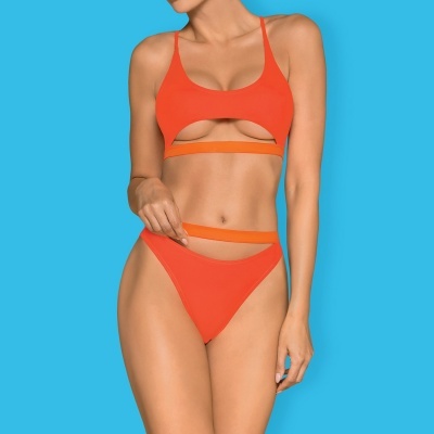 Conjunto de bikini laranja com recortes e faixas finas, fundo azul