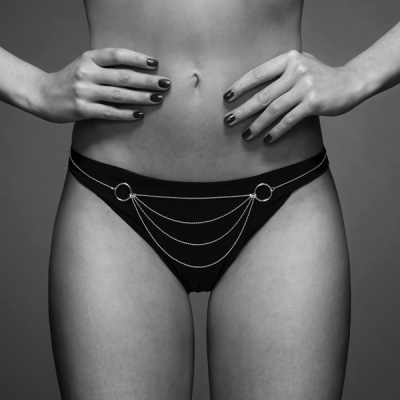 Cueca preta feminina com correntes metálicas
