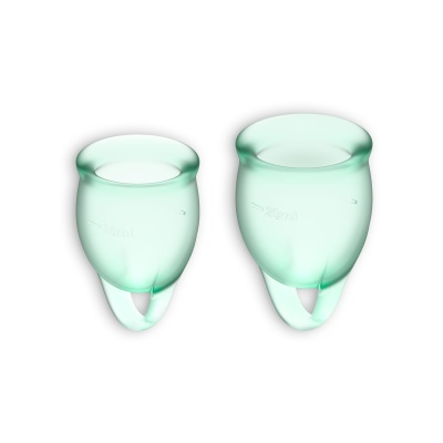 Dois copos menstruais de silicone verde claro com marcas de medição