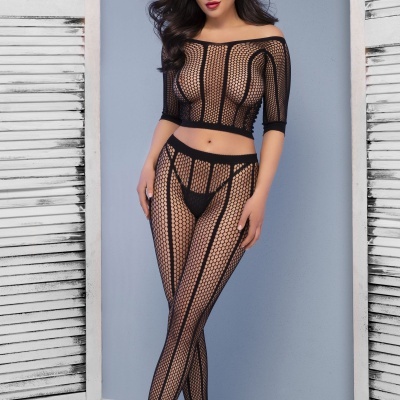 Conjunto feminino preto transparente com padrão de malha em modelo