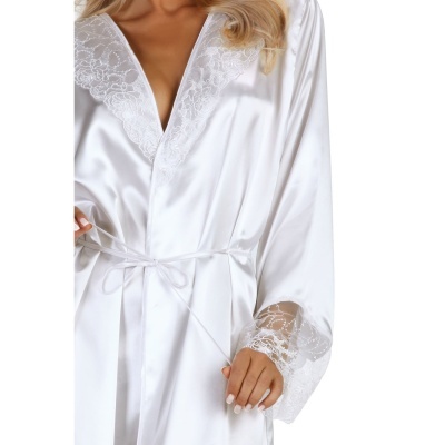 Robe branco de cetim com rendas na gola e punhos
