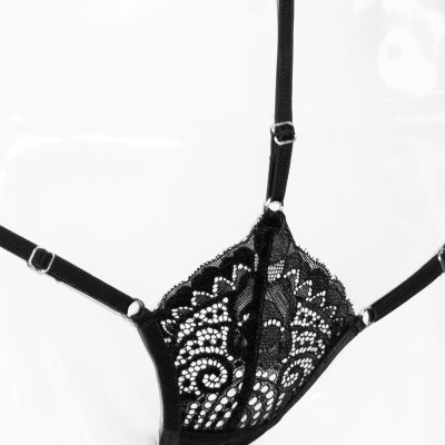 Cueca de renda preta com tiras ajustáveis exibida em manequim branco