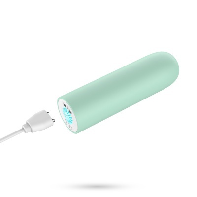 Power bank cilíndrico verde água com cabo USB branco e indicador LED azul