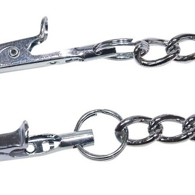 Corrente metálica prateada com grampos de borracha preta nas extremidades