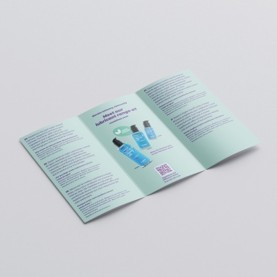 Folheto aberto apresentando lubrificantes para sexo com frascos azuis e texto em fundo azul claro