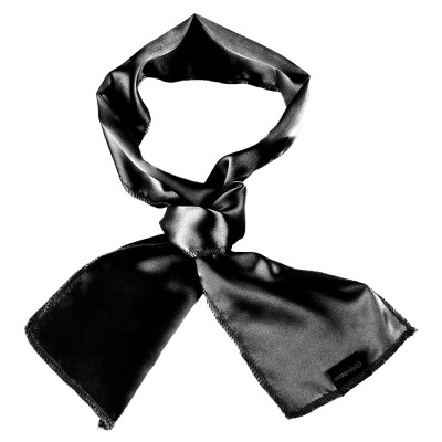 Lenço preto acetinado com etiqueta preta