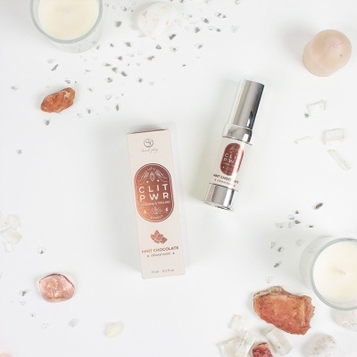 Frasco de vidro com rótulo castanho e embalagem creme com texto CLIT DWR e HOT CHOCOLATE