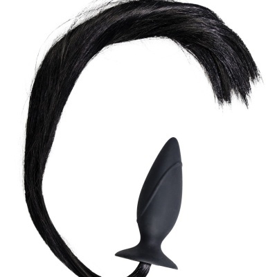 Plugue preto com cauda sintética preta