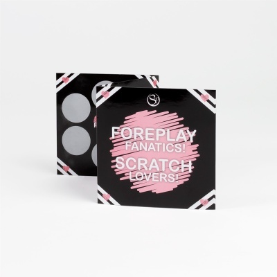 Embalagem quadrada preta com texto 'FOREPLAY FANATICS! SCRATCH LOVERS!' em rosa e branco