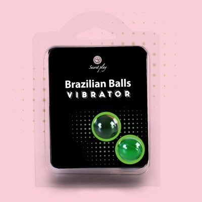 Embala pacote preto de bolas vibradoras verdes 'Brazilian Balls VIBRATOR' marca Secret Play em fundo rosa.