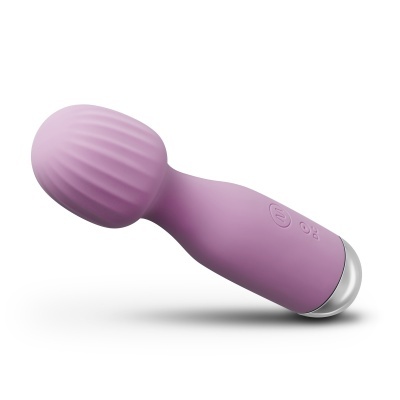 Vibrador lilás com textura ondulada e base prateada