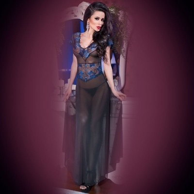 Vestido longo transparente preto com bordados azuis e decote em V