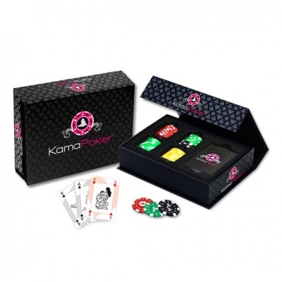 Conjunto de poker com fichas e cartas em caixa preta com padrão cinza escuro