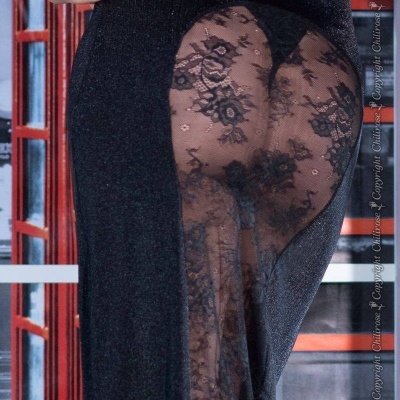 Roupa íntima feminina preta em renda com padrão floral em fundo industrial