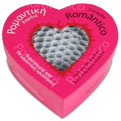 Embalagem rosa em forma de coração com pequenos rolos brancos visíveis através de uma janela em forma de coração