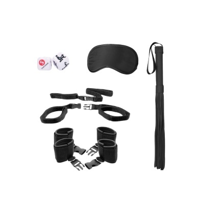 Conjunto de acessórios BDSM pretos com venda, algemas, tiras, chicote e dois dados brancos com símbolos e letras.