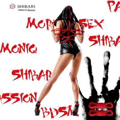 Mulher com roupa preta e cordas vermelhas, texto SHIBARI, fundo branco com mão preta e cordas vermelhas