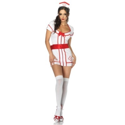 Mulher com fato de enfermeira branco e vermelho, meias brancas e sapatos com laços vermelhos