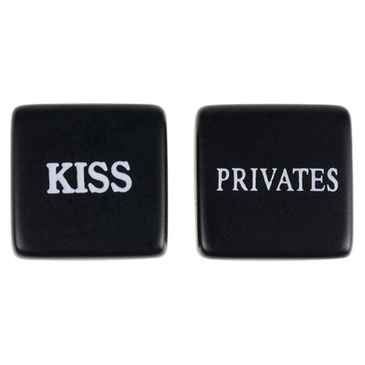 Dois dados negros com as palavras KISS e PRIVATES em branco