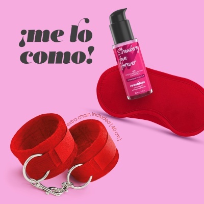 Spray vermelho, tapa-olho vermelho e algemas vermelhas com corrente sobre fundo cor-de-rosa