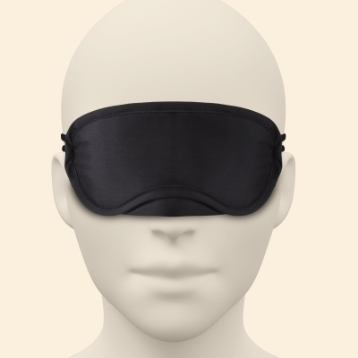 Máscara de dormir preta num manequim