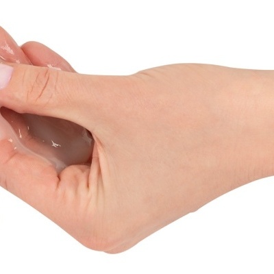 Mão segurando substância viscosa transparente