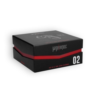 Caixa preta quadrada com detalhes vermelhos e texto Man Cave 02