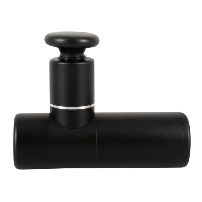 Massajador portátil preto com botão redondo e faixa prateada