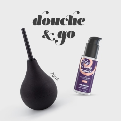 Duche anal preto 90ml e frasco pequeno de gel Relax & Easy Injection sobre fundo branco