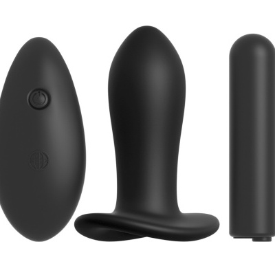 Conjunto de três dispositivos pretos lisos com formas distintas sobre fundo branco