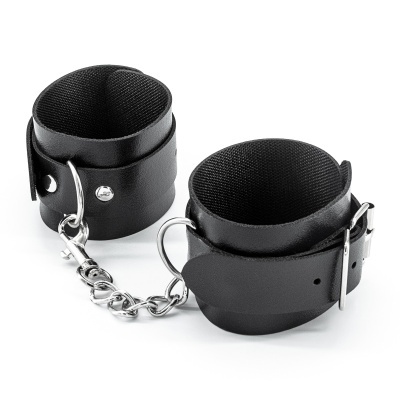 Algemas de pulso em couro preto com corrente metálica