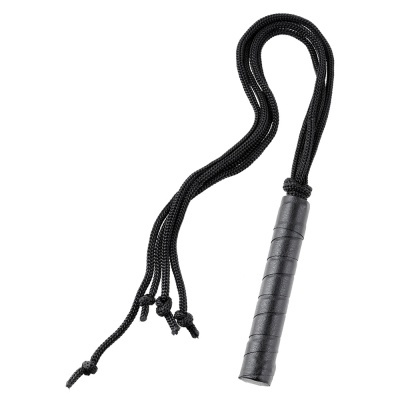 Chicote preto com cabo e várias franjas em fundo branco