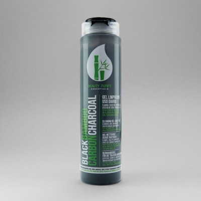 Frasco de gel de limpeza Black Carbon Charcoal com rótulo preto, branco e verde
