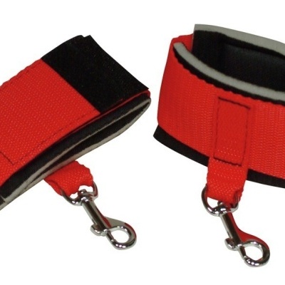 Par de tornozeleiras vermelhas com fecho velcro e mosquetão metálico
