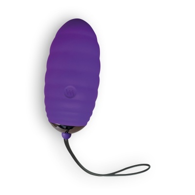 Vibrador pequeno roxo com textura ondulada e cordão preto