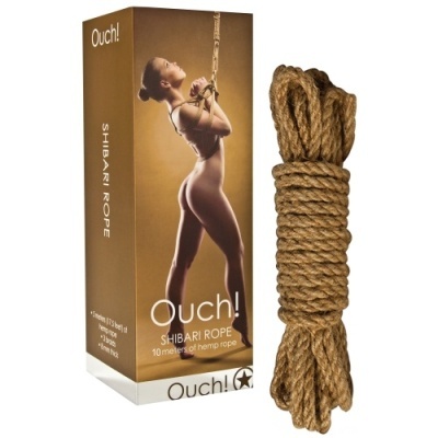 Corda de cânhamo enrolada ao lado de embalagem com imagem e texto de Shibari Rope