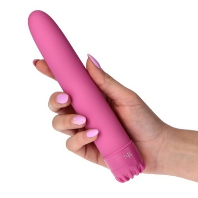 Vibrador rosa em silicone segurado por mão com unhas pintadas de rosa