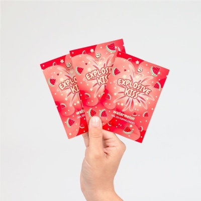 Três embalagens vermelhas Explosive Kiss sabor watermelon com imagens de melancia.