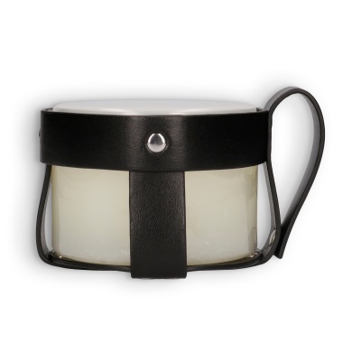 Vela branca em jarra de vidro com faixa e alça preta de couro