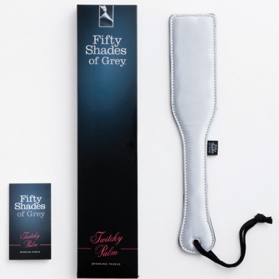 Paddle branco de couro com embalagem 'Fifty Shades of Grey' sobre fundo branco