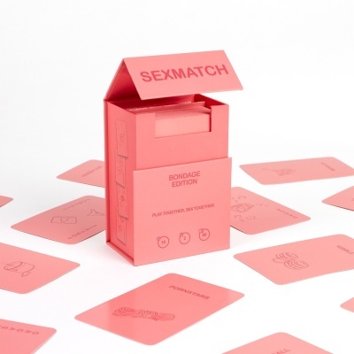 Jogo de cartas Sexmatch Bondage Edition em embalagem cor de rosa com cartas espalhadas