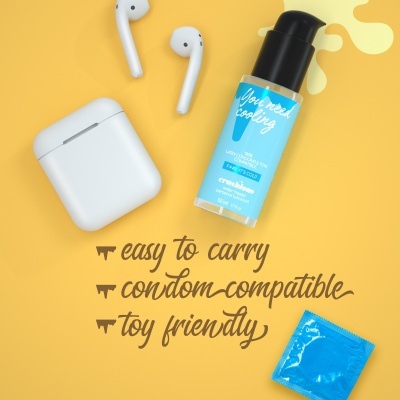 Frasco de gel lubrificante, invólucro de preservativo e auriculares brancos em fundo amarelo com texto